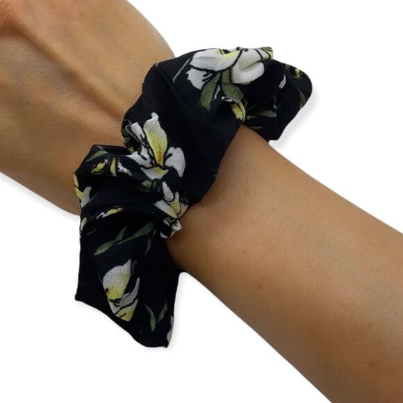 NWT Wool + Pepper Co. Floral Scrunchie - Picture 2 of 3